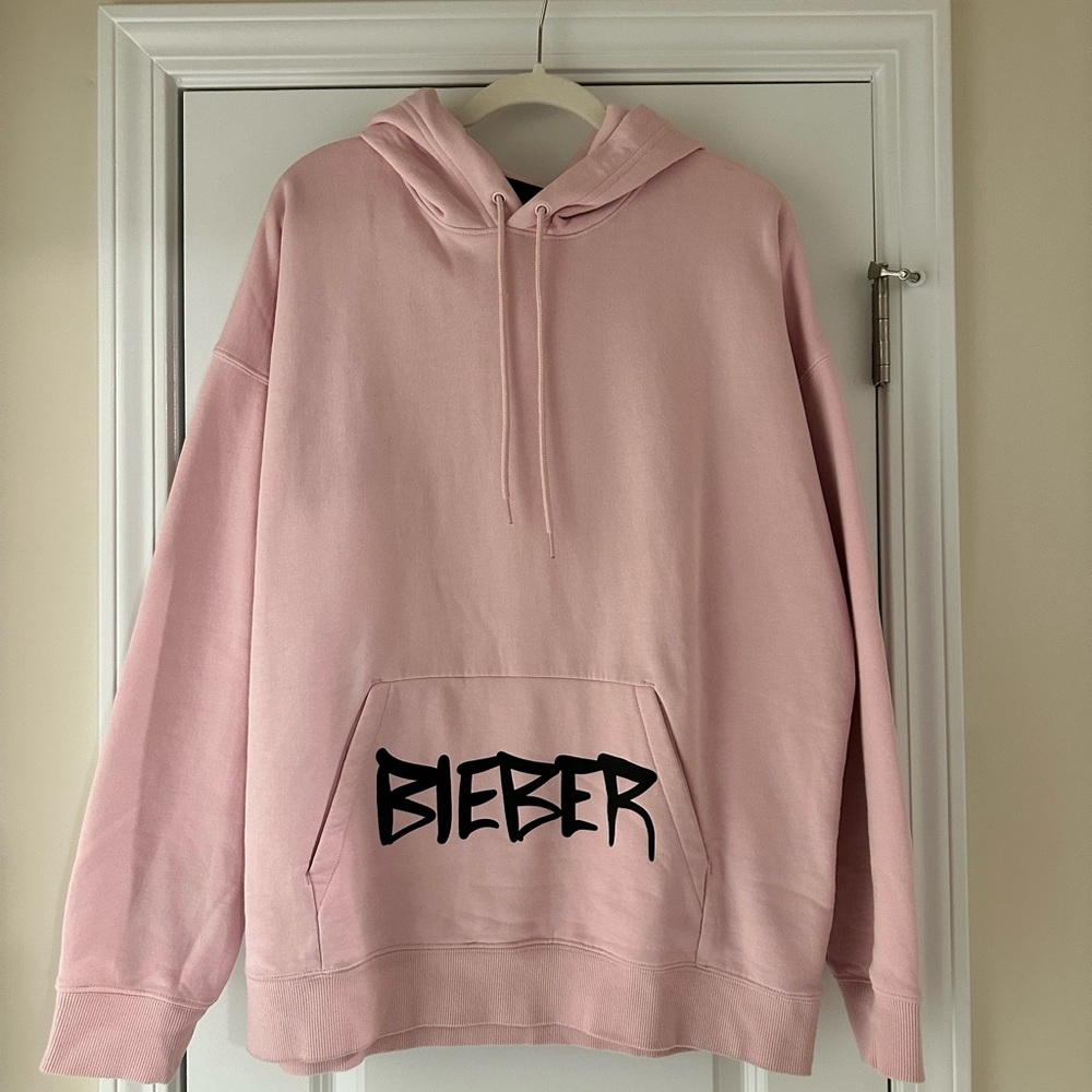 Justin Bieber changes hoodie